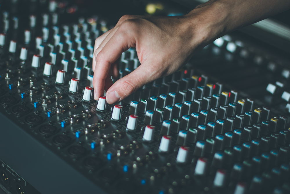 錄音室調(diào)音臺(tái)的專業(yè)音樂(lè)制作與攝影服務(wù)
